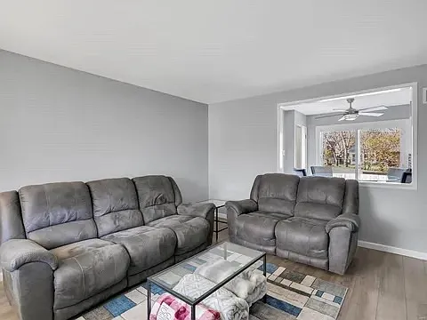3 bed, 950 sqft, $1,950 — Photo 3