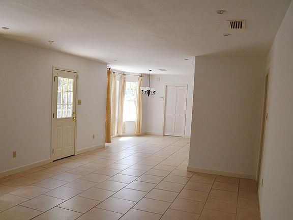 Living room-breakfast area