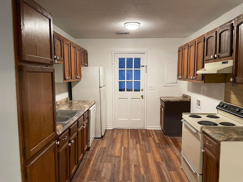 This photo was taken before the stove was replaced with a stainless smooth-top range.