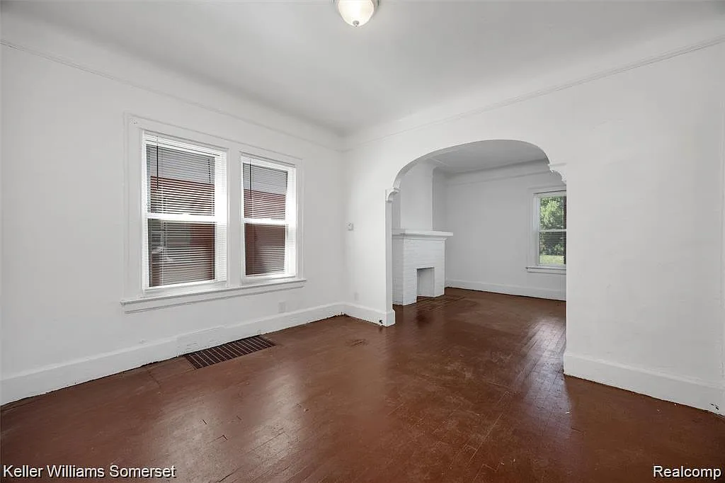3 bed, 1.0 bath, 1000 sqft, $1,200 — Photo 2