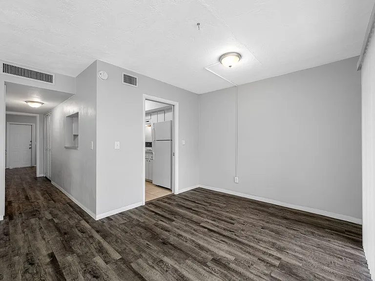 Lake Tarpon Apartments — Photo 24