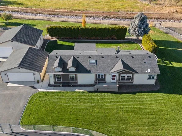 50 Hobby Horse Ln, Yakima, WA 98901