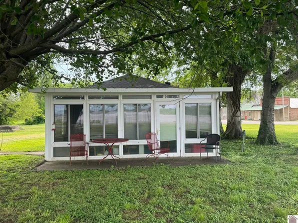 105 Riverfront Dr, Smithland, KY 42081