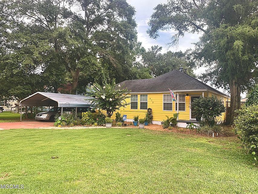 1st image of 902 Sarrazin Ave
