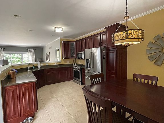 5th image of 9886 Oakwood Ct