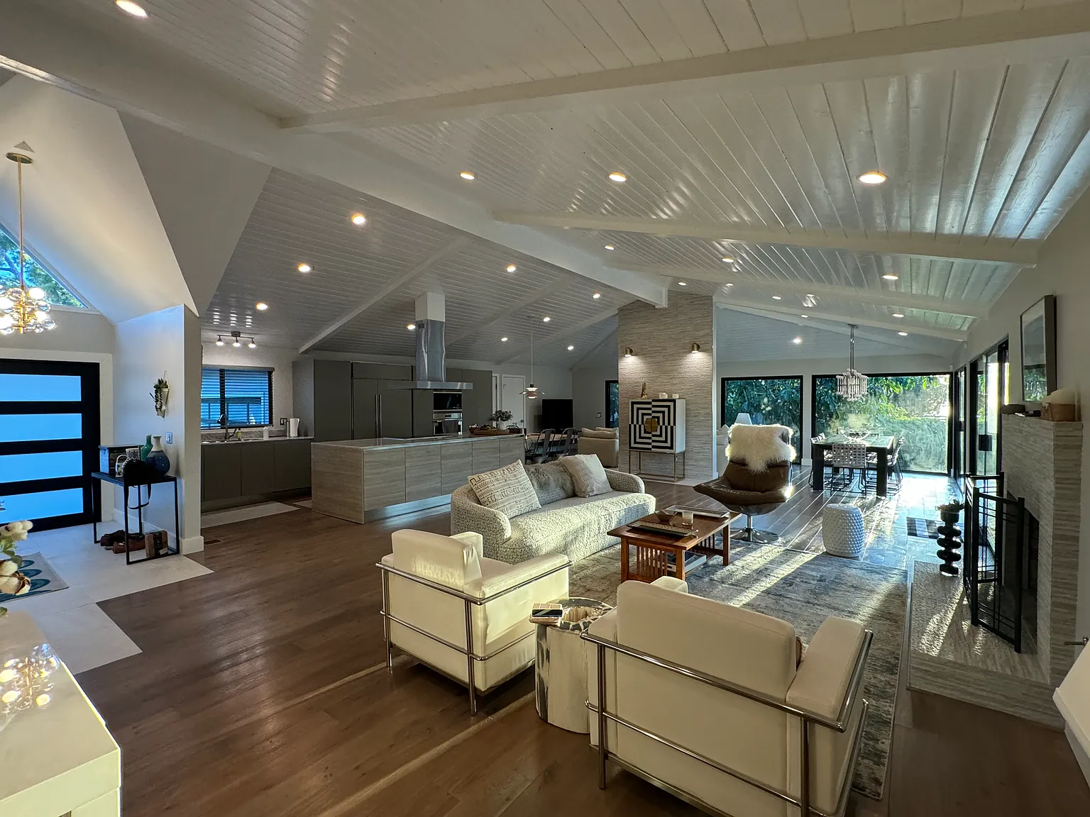 1402 Rodeo Dr — Photo 3