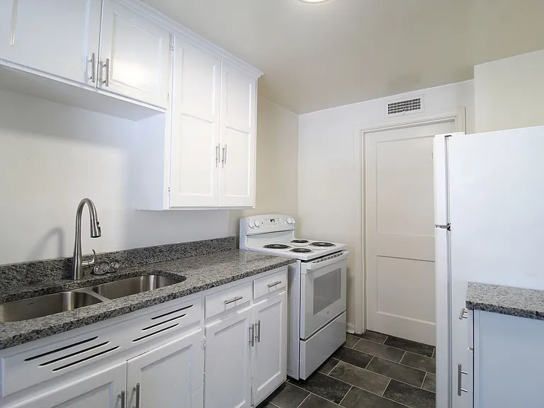 4401 S Parkway Dr — Photo 5