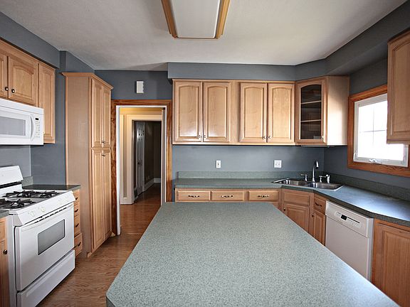 3rd image of 16910 Dartmouth Ave