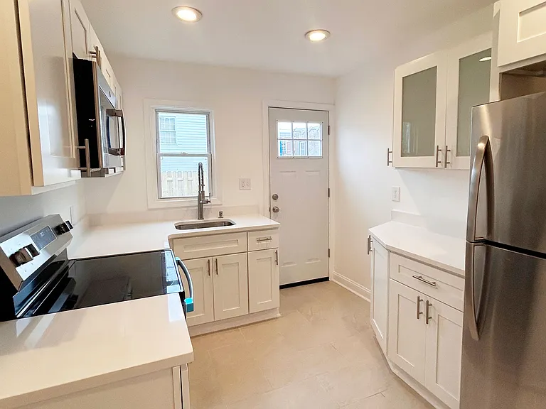 3047 Coral St — Photo 6