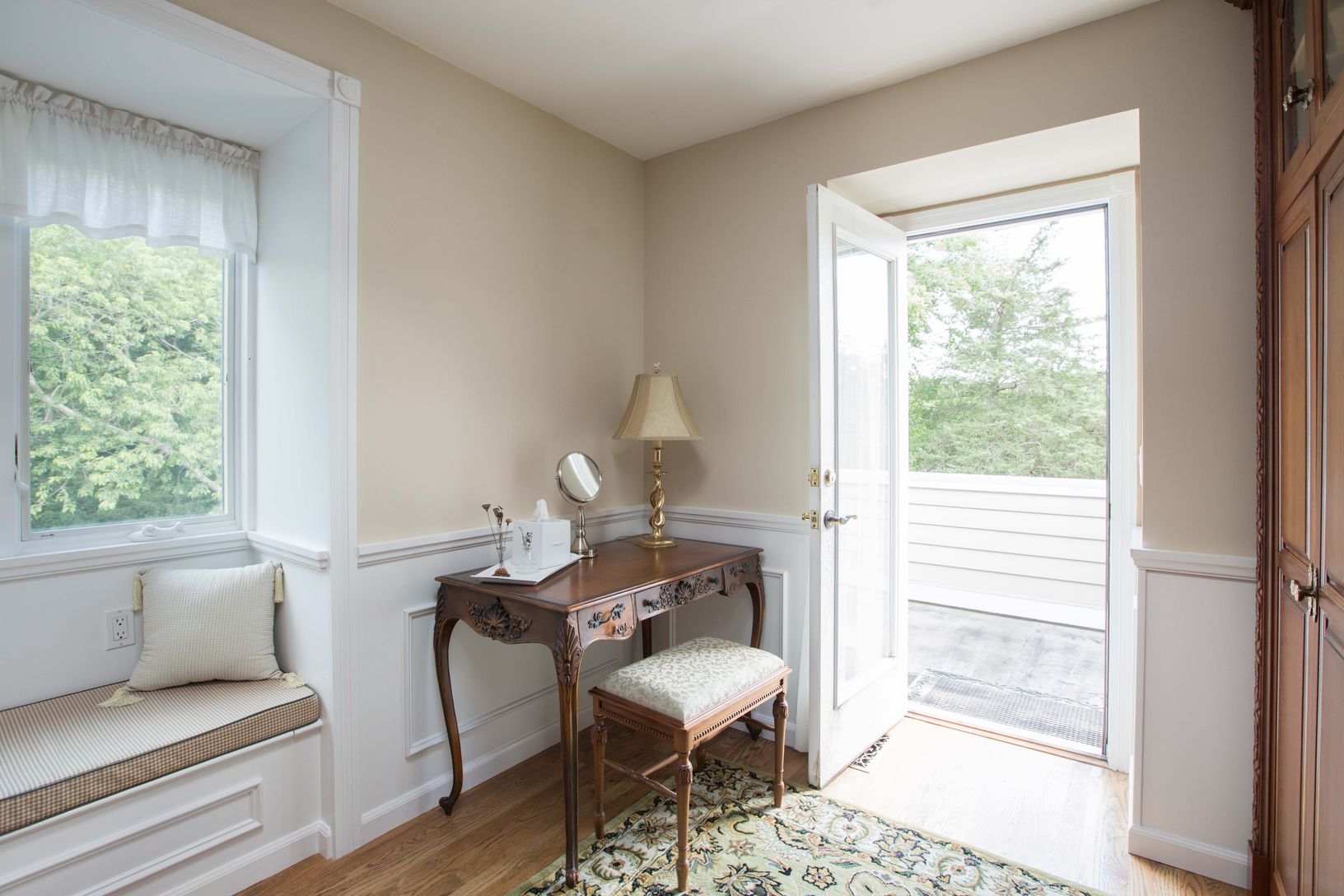 Custom Dressing Area 