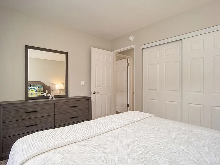 St. Charles Oaks Apartments — Photo 10