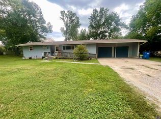 521 NE Edgewood Dr, Topeka, KS 66617