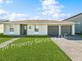 677 Oakwood Dr, Gretna, LA 70056