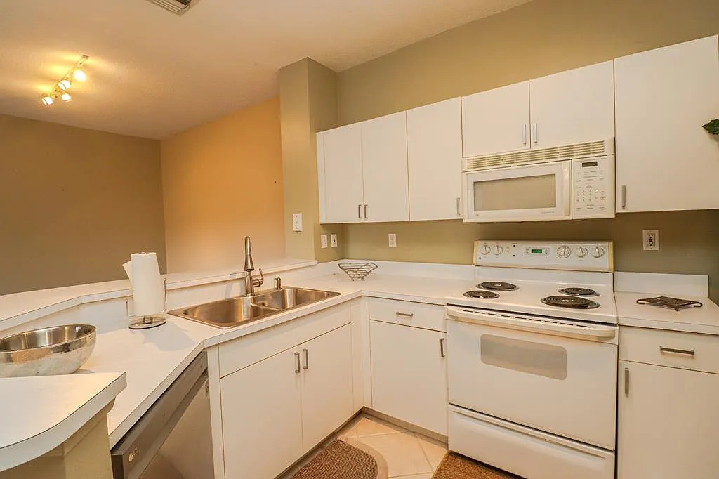 3 bed, 1050 sqft, $1,800 — Photo 2