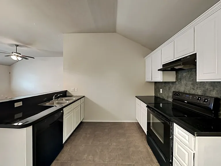 1213 Norway Ave — Photo 5