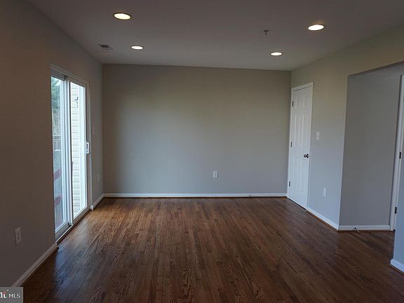4th image of 337 Creekside Commons Ct