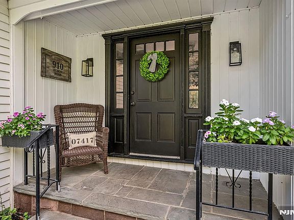 4th image of 910 Huron Rd