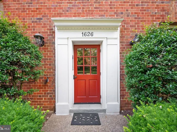 1626 W Abingdon Dr APT 302, Alexandria, VA 22314