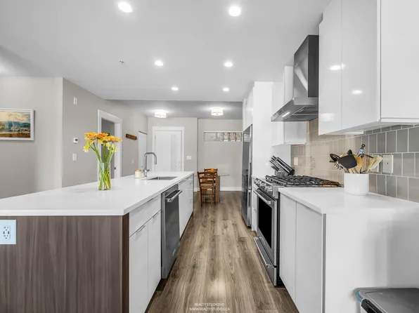 1496 Charlotte Rd #401, North Vancouver, BC V7J 0C9