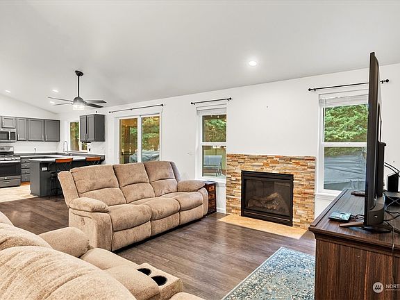 4th image of 24212 33rd Avenue E