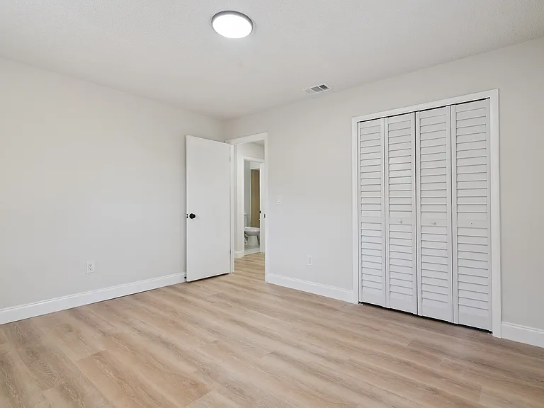 145 E Towne Pl — Photo 8