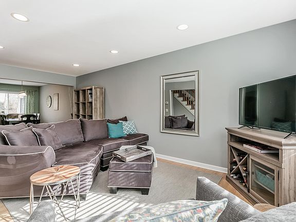 4th image of 17 Townhouse Dr