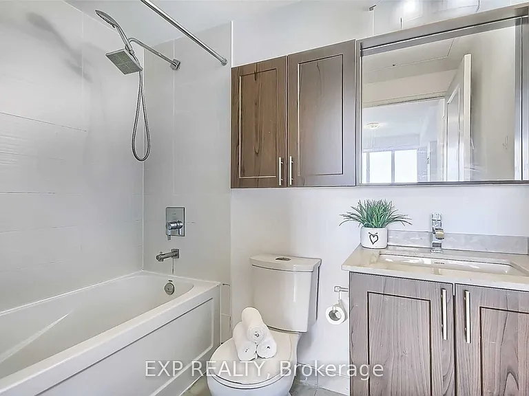 7167 Yonge St #523 — Photo 20