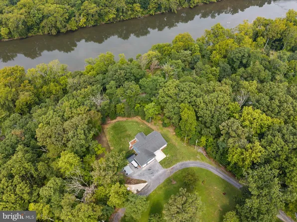 19 Red Bird Ln, Harpers Ferry, WV 25425