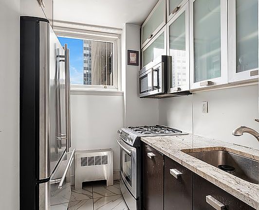 3rd image of 212 E 47th St APT 25A