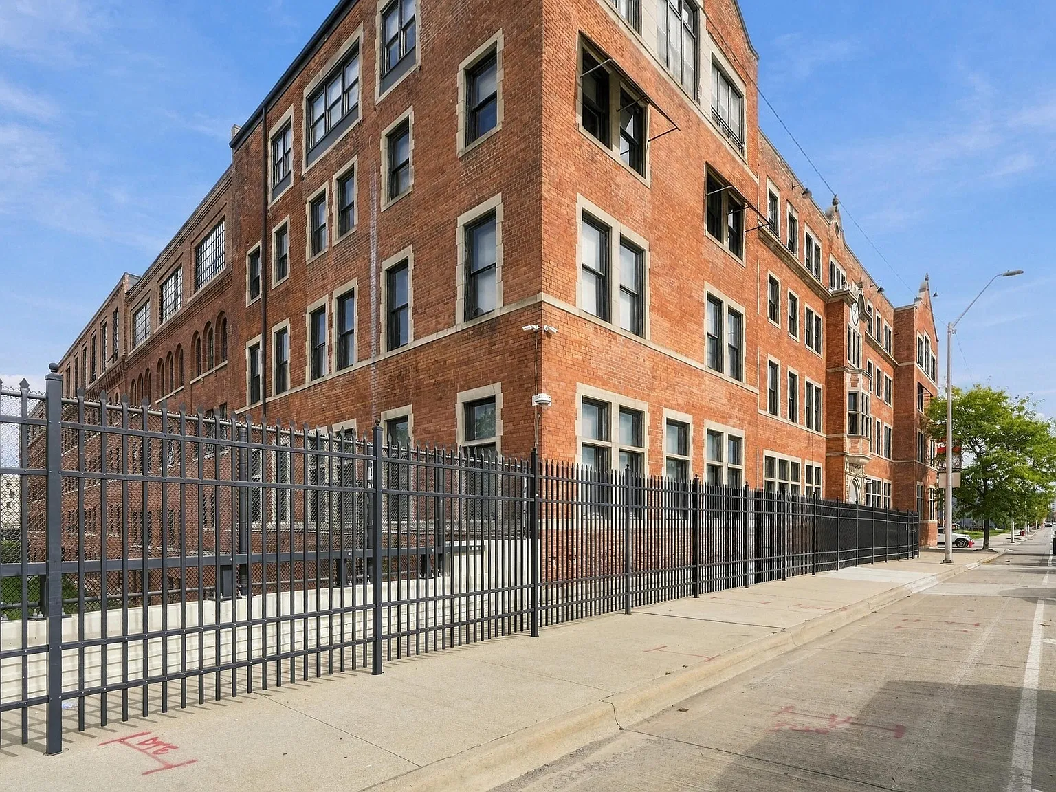 1 bed, 2.0 bath, 916 sqft, $2,950 — Photo 2