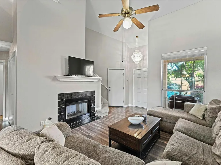 9000 Wellesley Dr — Photo 2