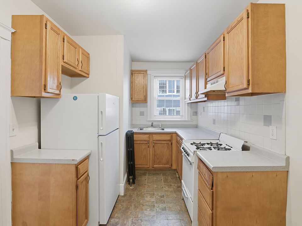 1st image of 17 Greenleaf St #12