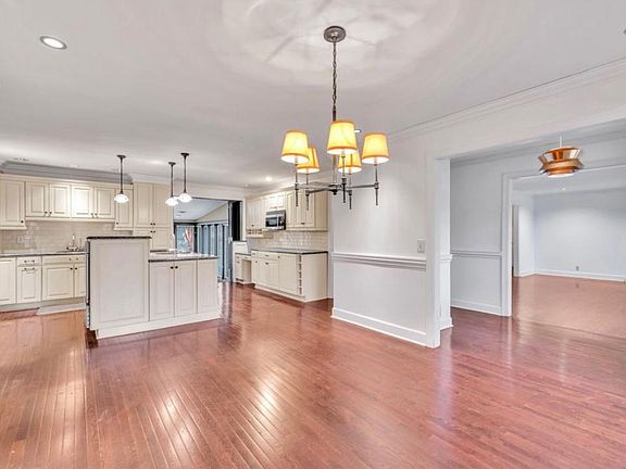 5th image of 4901 Roselawn Cir