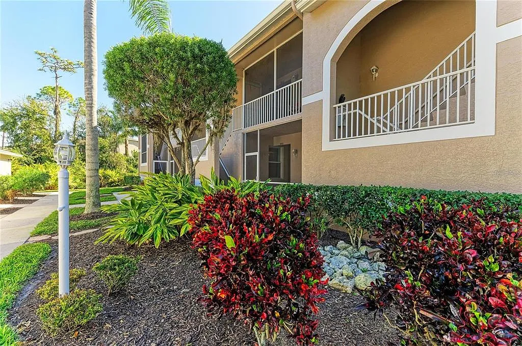 2 bed, 2.0 bath, 1350 sqft, $2,200 — Photo 1