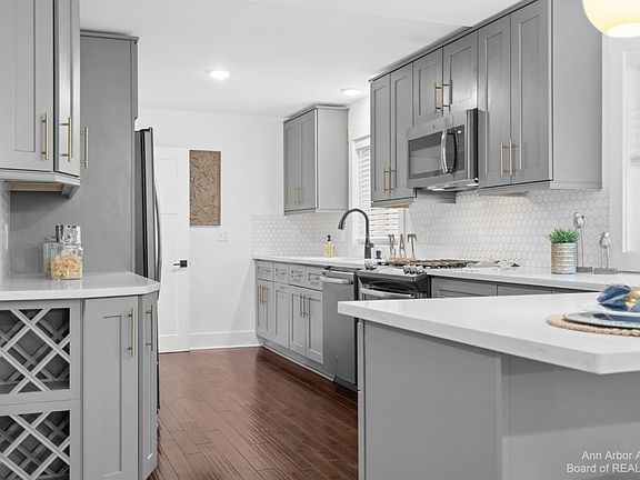 2nd image of 2544 Maplewood Ave