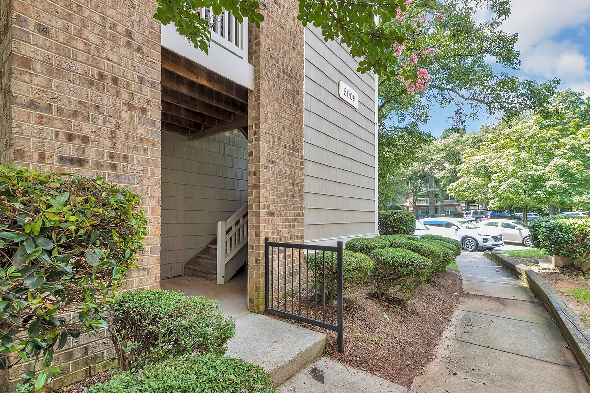 Building Photo - 5009 Sharon Rd #C