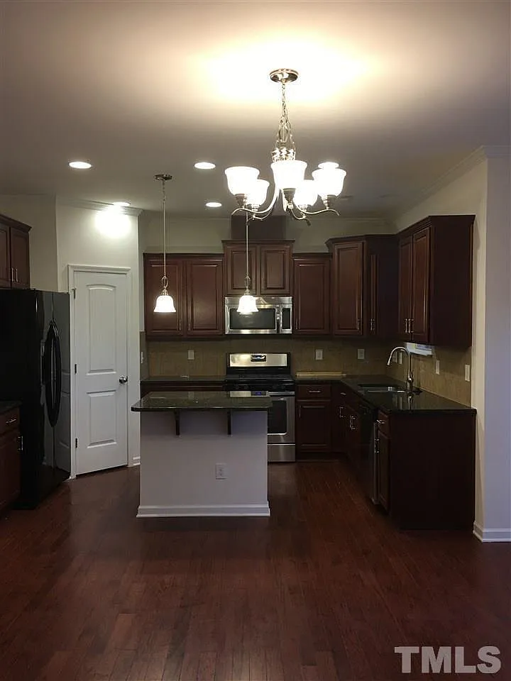3912 Valley Side Ct — Photo 3