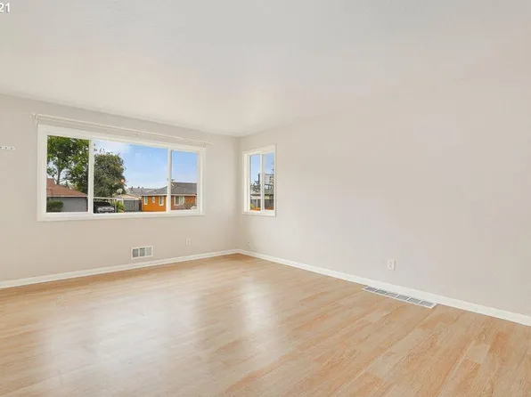 12247 SE Market St, Portland, OR 97233