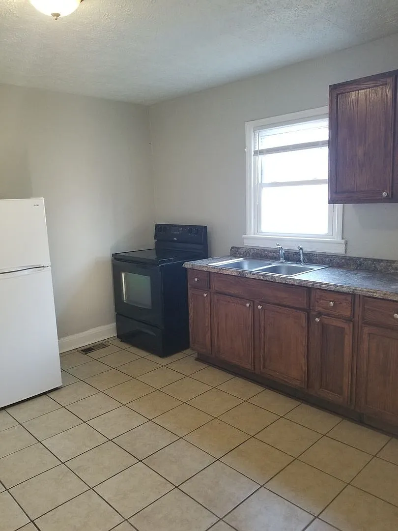 Nice Two Bedroom House Cozy two bedroom house off of Campbell Avenue! — Photo 4