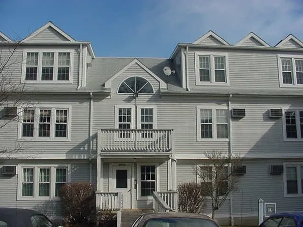 82 Longview St APT 50, Waterford, CT 06385