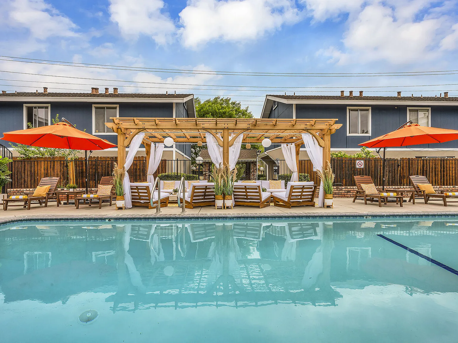 Pacific Crest Apartments — Photo 3
