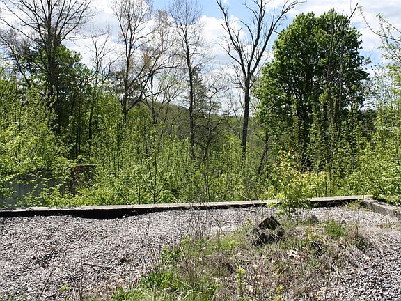 4th image of 540 Avawam Dr