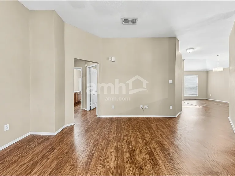1120 Rio Bravo Dr — Photo 7