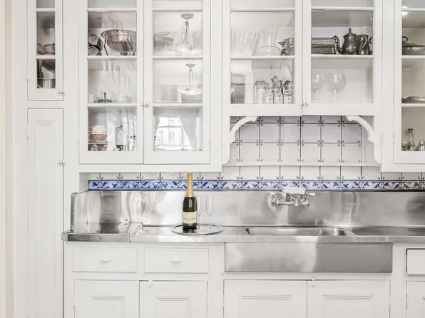 830 Park Avenue image 9 of 18