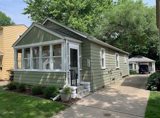 2188 Ridgemont Rd, Grosse Pointe Woods, MI 48236