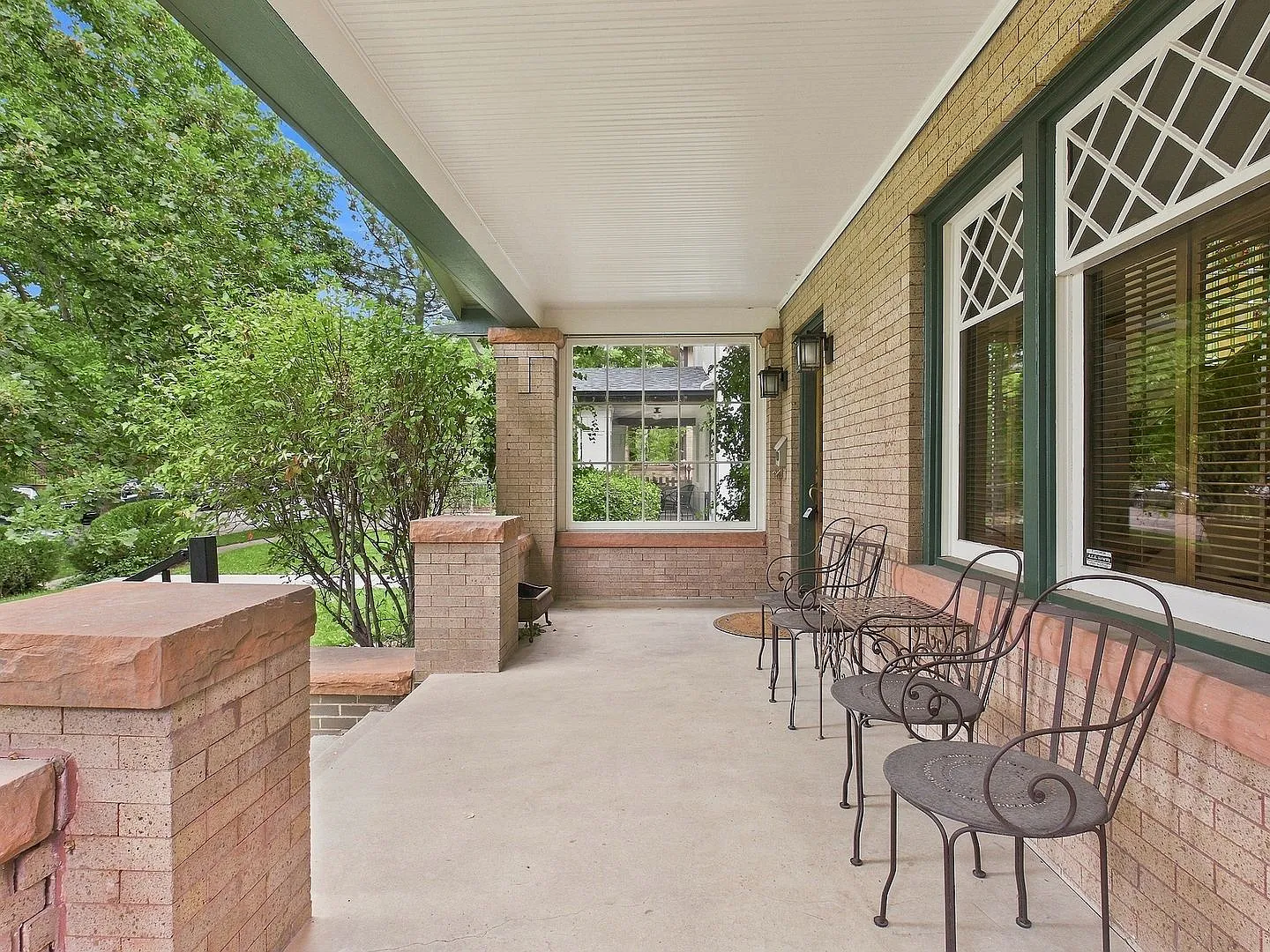 Charming 3bed/2.5 bath Available Now — Photo 3
