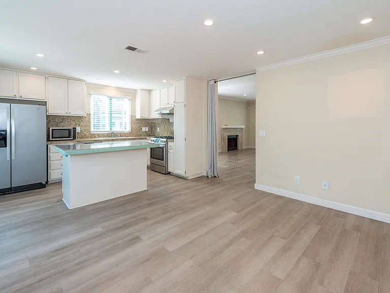 166 Greenmoor — Photo 10