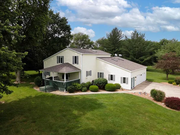 2502 Country Hills Ln, Highland, IL 62249