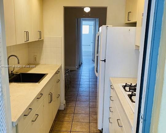 4th image of 915 Jefferson Ave APT 3C