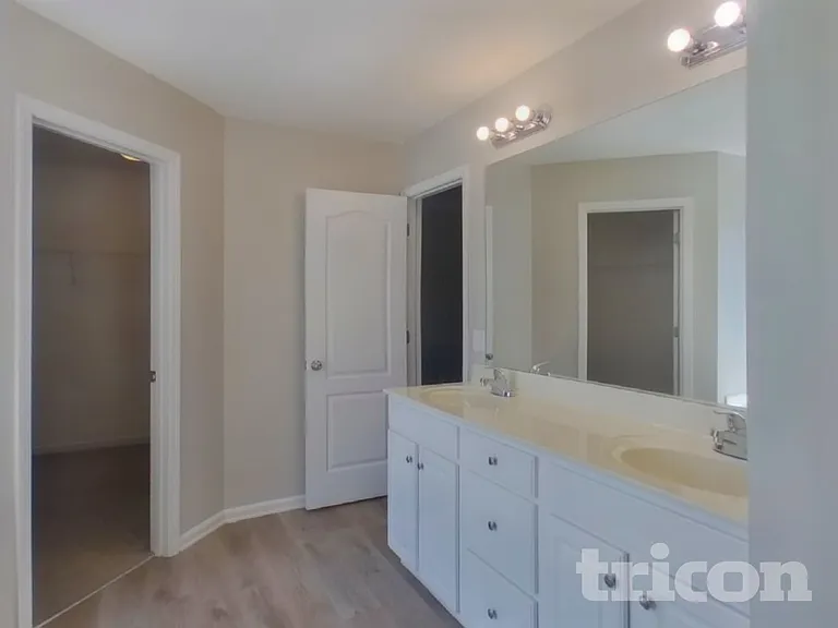 527 W Saddletree Dr — Photo 10